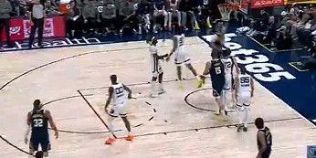 约翰逊杀入禁区上篮再中，掘金打出12-3小高潮反超比分