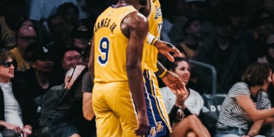 九游娱乐-并列历史第一！詹姆斯第19次晋级季后赛 追平斯托克顿马龙纪录